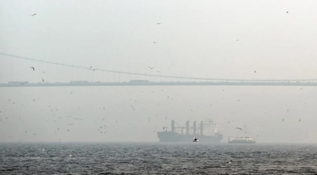 İstanbul Boğazı’nda gemi trafiğine sis engeli