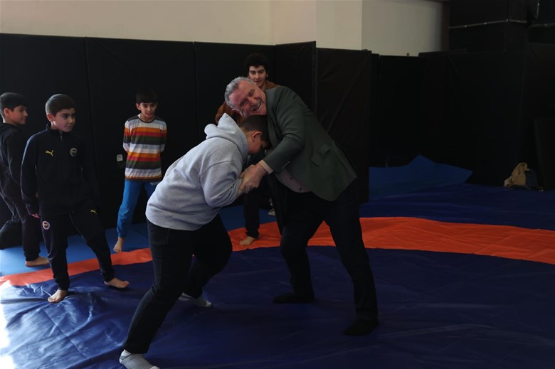 Bakan Bak, Şanlıurfa’da gençlerle bir araya geldi