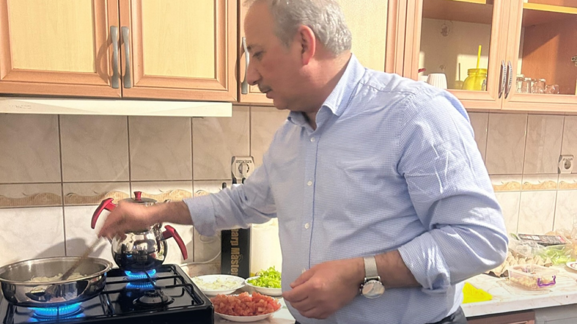 Milletvekili Kadem Mete, öğrenci evinde menemen yaptı