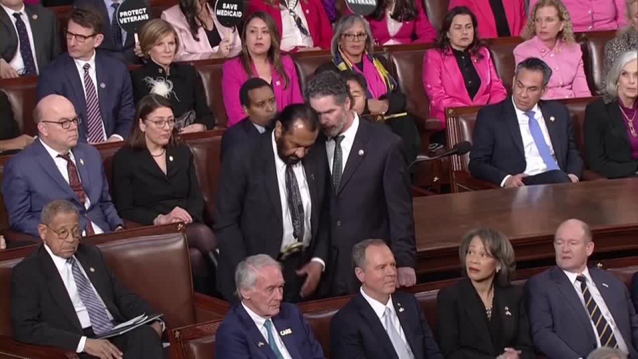 Trump’ın Kongre konuşmasını bölen Demokratlar salondan çıkarıldı!