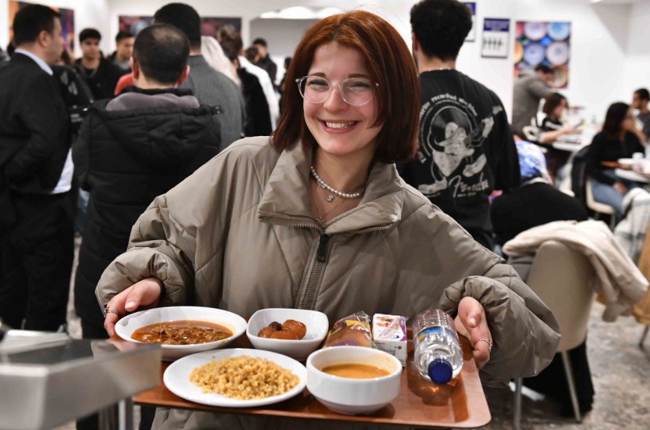 Ankara’da Mansur Yavaş’tan iftar yemeği: Gençlik Sofrası