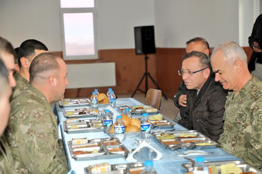 Vali Ziya Polat, Mehmetçikle iftarda bir araya geldi