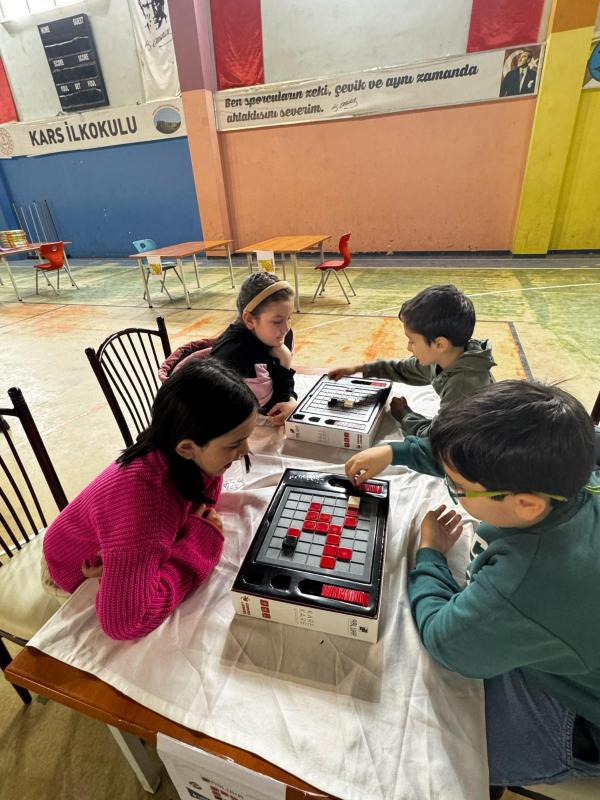 Kars İlkokulu’ndan Zeka Pırıltıları sahneye çıktı!