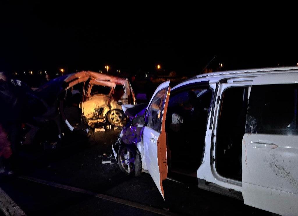 Kars’ta bayram öncesi iki otomobil çarpıştı: 7 yaralı