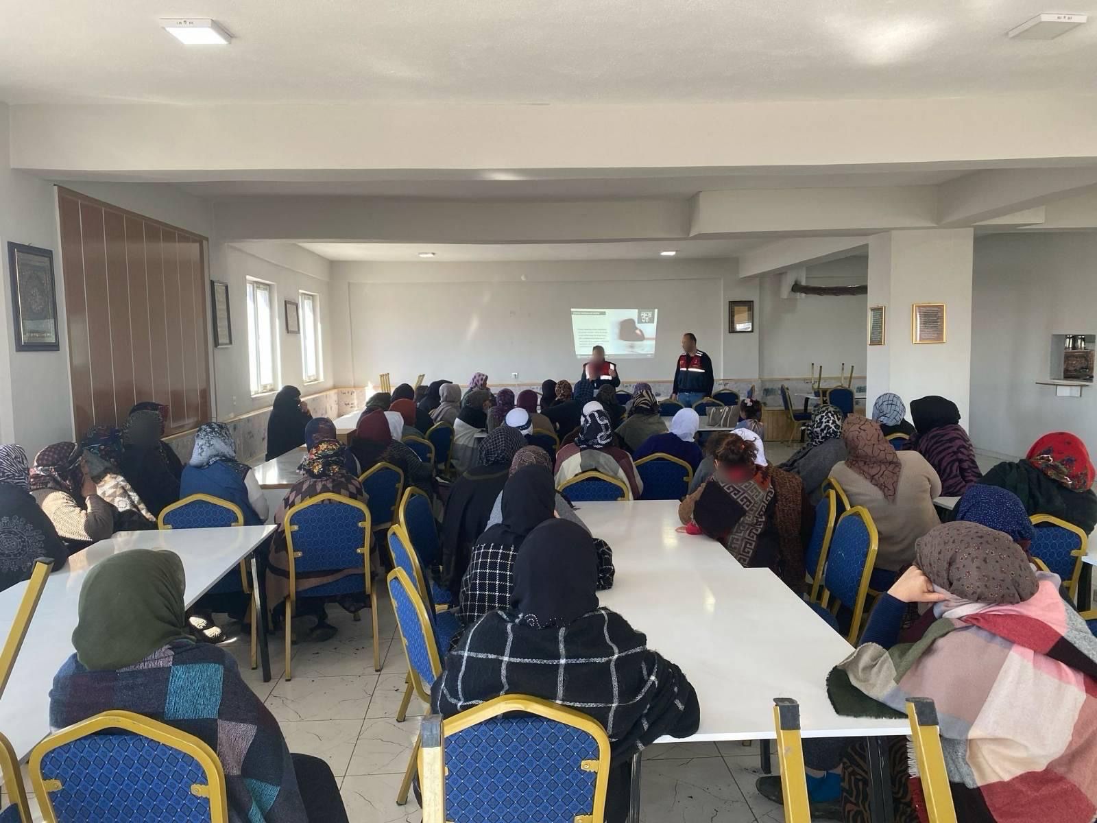 Kars’ta “En İyi Narkotik Polisi Anne” Projesi kapsamında eğitim verildi