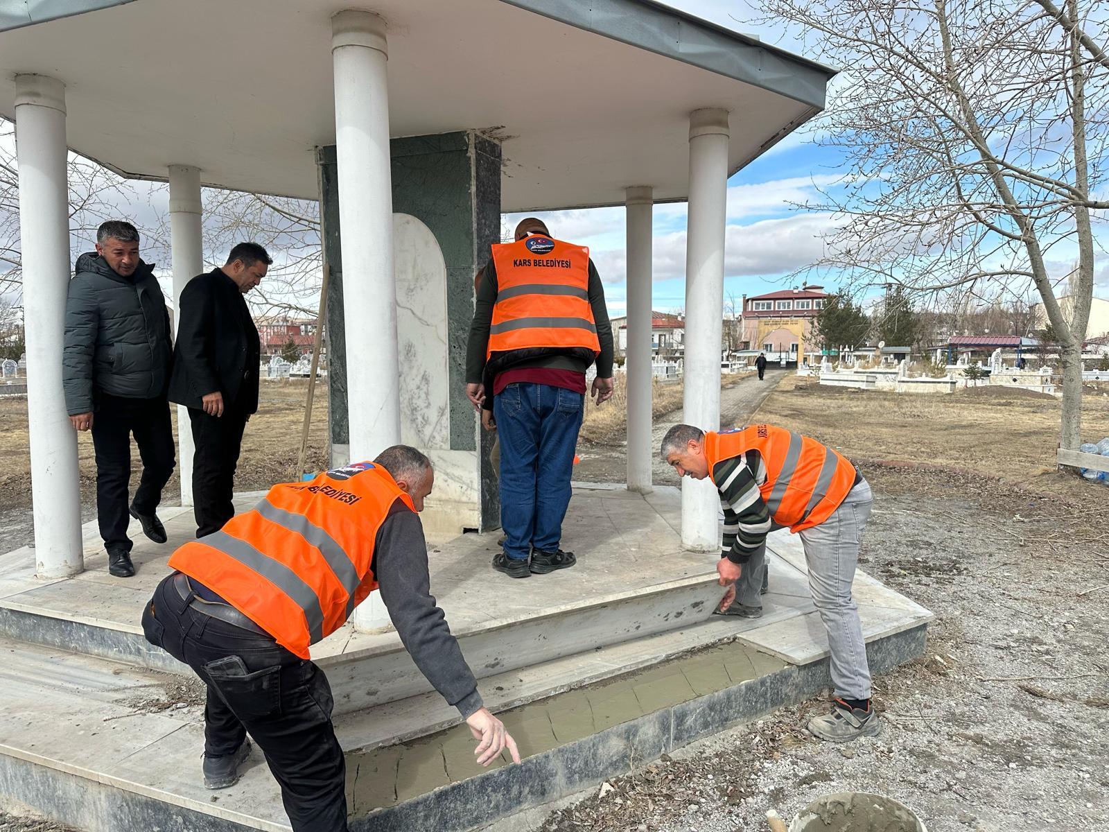 Kars Belediyesinden bayram öncesi mezarlıklarda hummalı temizlik…