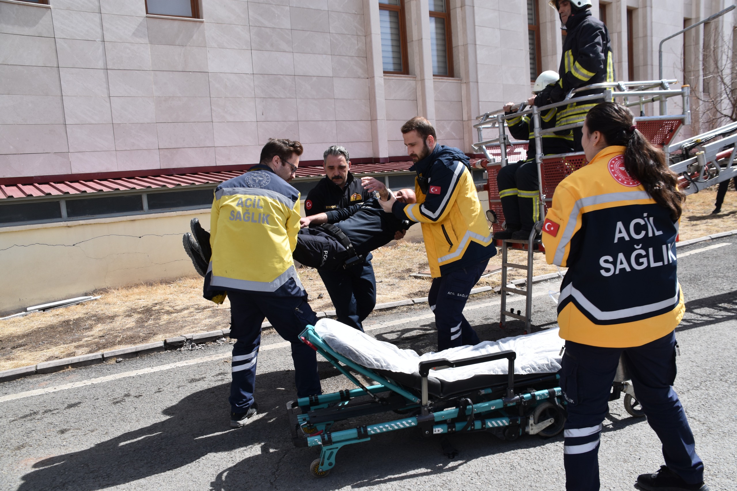 Kars Emniyet Müdürlüğünden gerçeğini aratmayan tatbikat