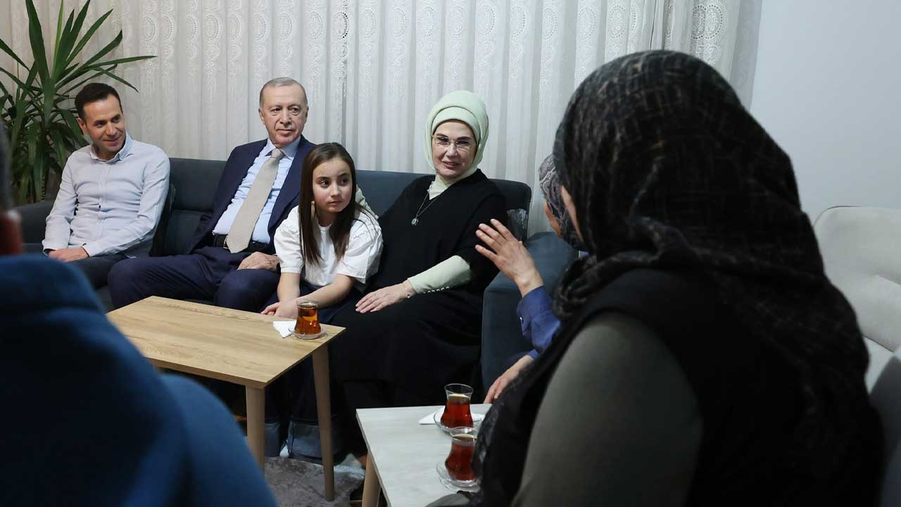 Cumhurbaşkanı Erdoğan ve Emine Erdoğan, bir ailenin iftar sofrasına konuk oldu