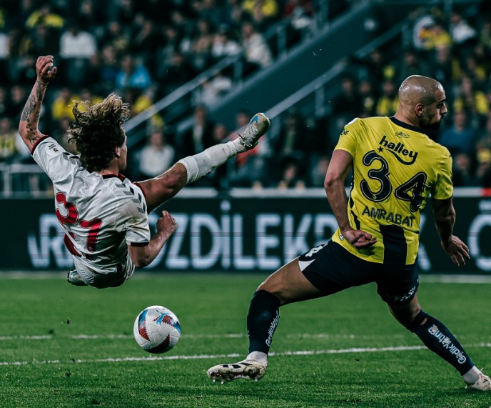 Fenerbahçe zirve yarışında yara aldı!