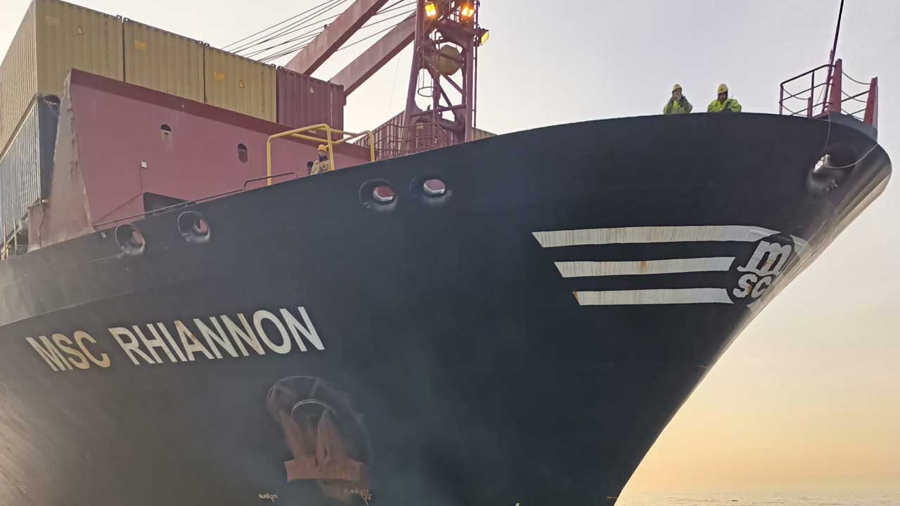 İstanbul’da karaya oturan konteyner gemisi kurtarıldı