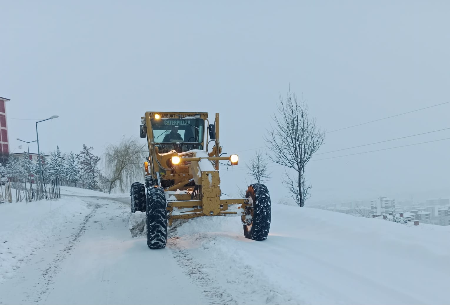Bayburt Belediyesi, akşam saatlerinden itibaren kar mesaisi yaptı