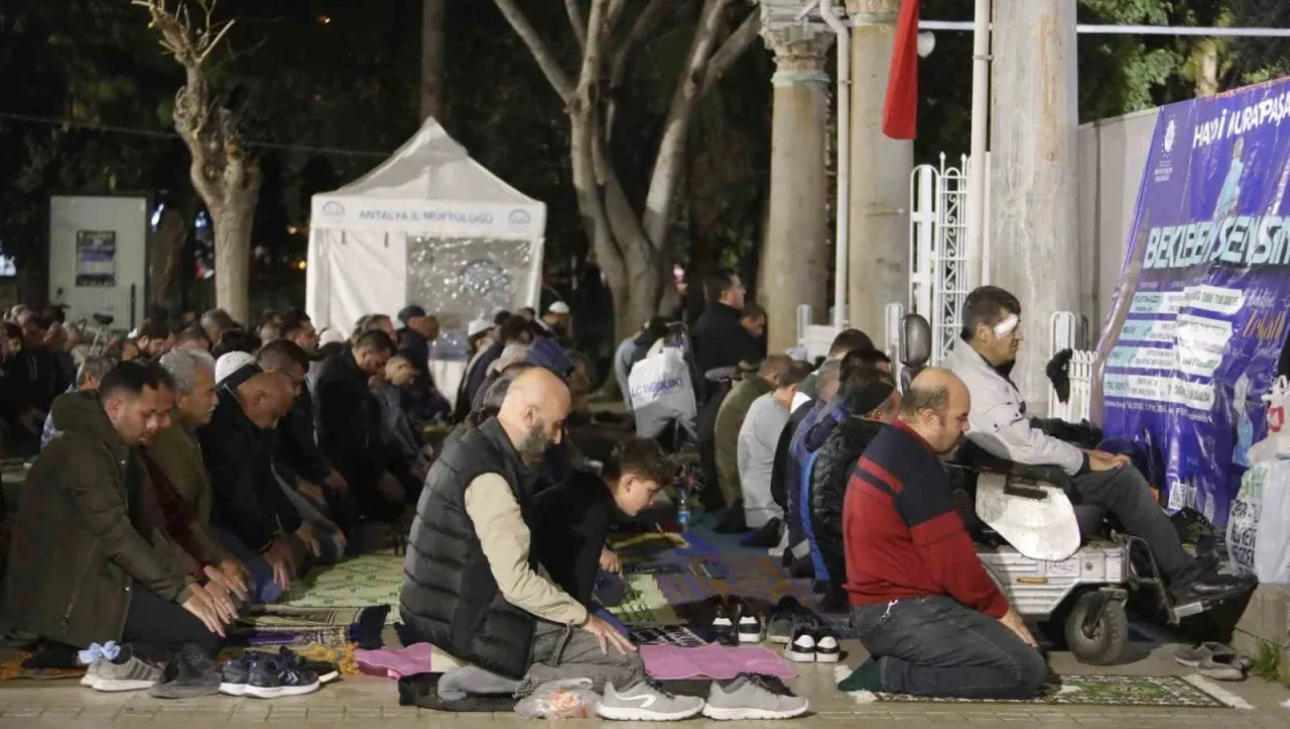 Antalya’da Kadir Gecesi’nde camiler doldu taştı