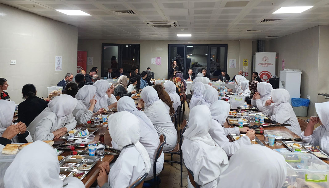 Burdur Valisi Tülay Baydar Bilgihan’dan kadın emekçilere anlamlı ziyaret