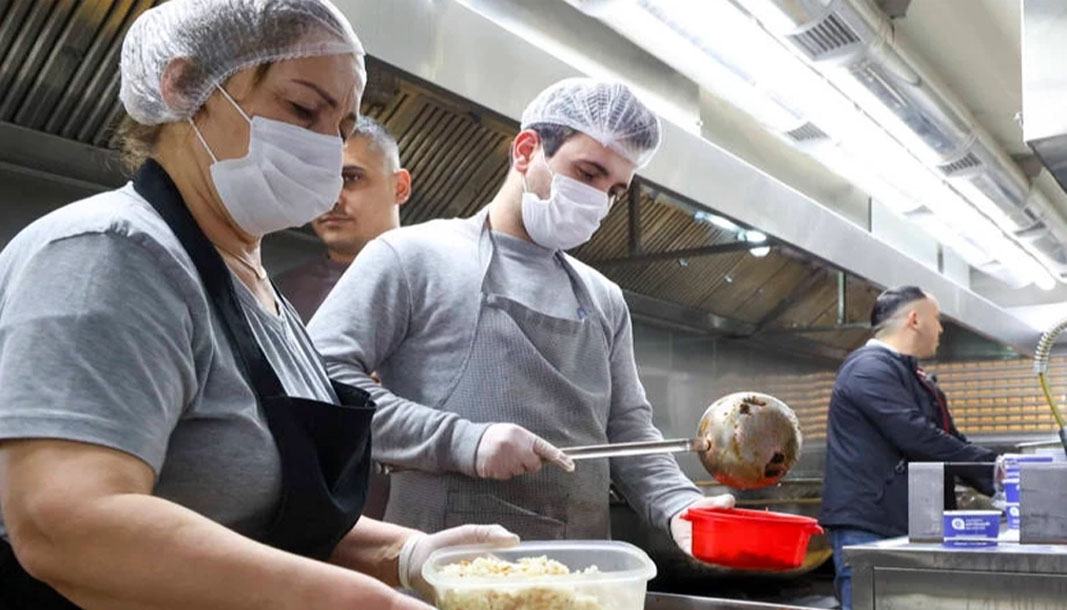 Antalya Büyükşehir Mobil Aşevi iftarda vatandaşın yanında