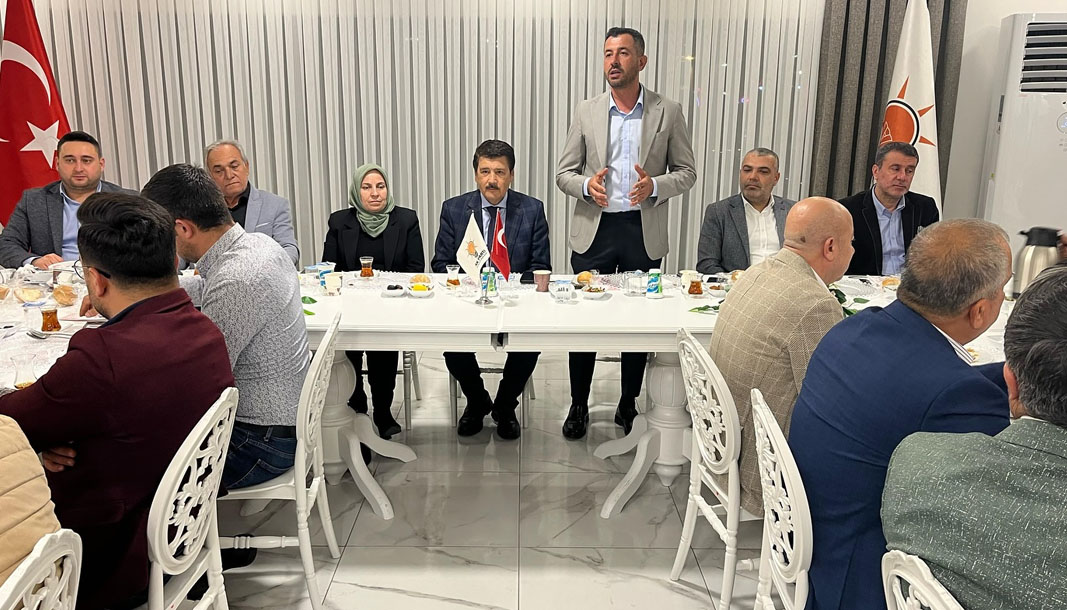 Ak Partililer birlik ve beraberlik sofrasında buluştu