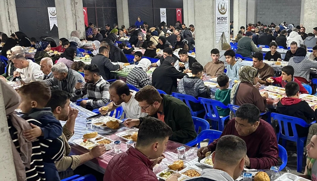 Mardin Midyat’ta iftar programlarına yoğun ilgi