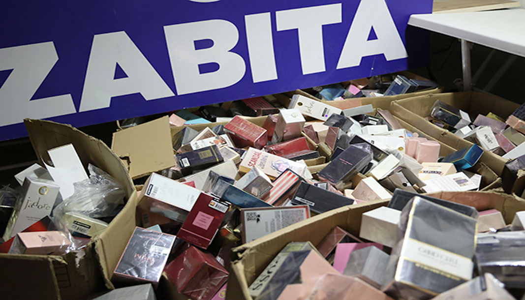 Antalya’da 2 bin adet sahte parfüm imha edildi