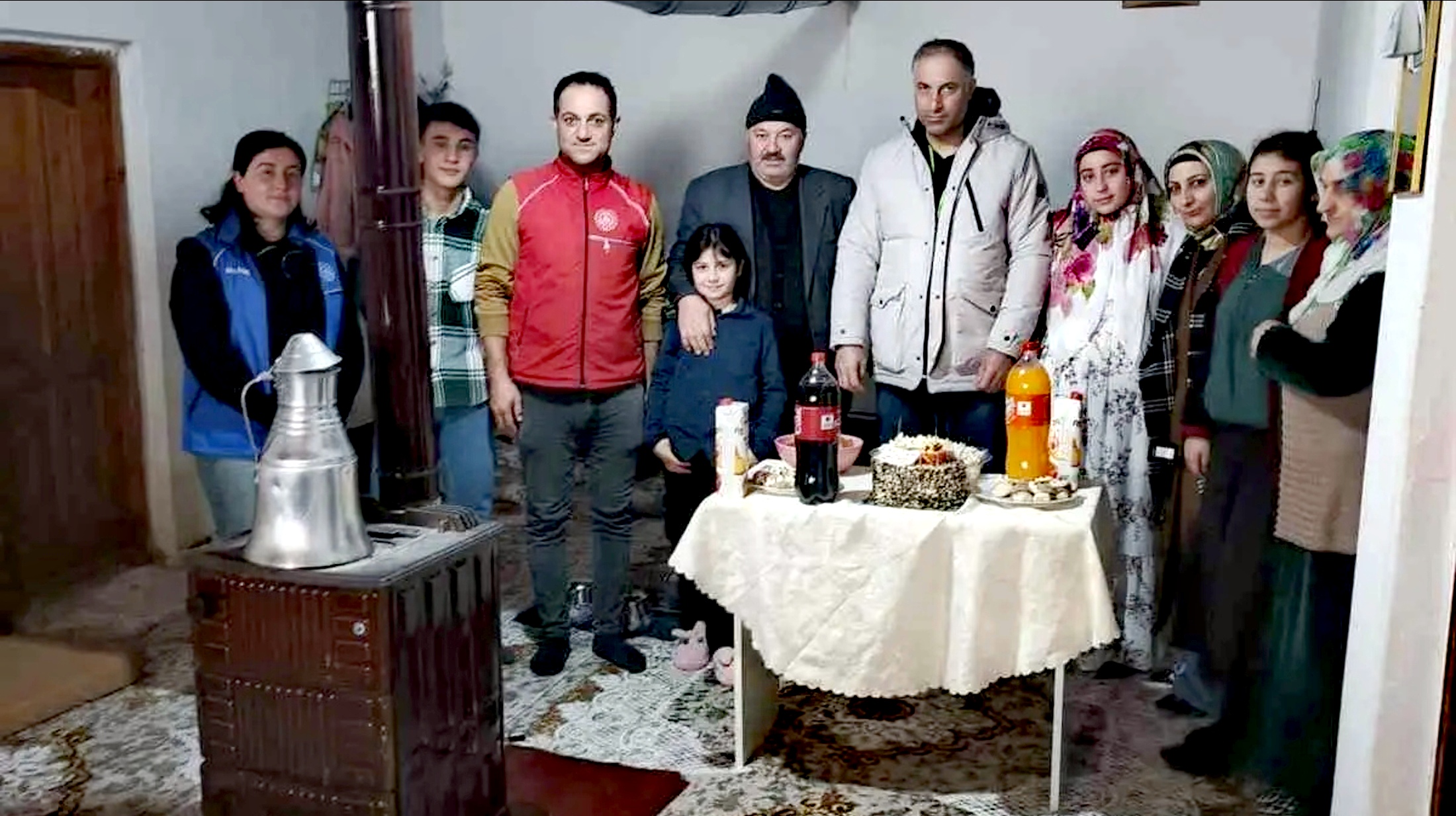 Hamur Kaymakamı Mahir, öksüz ve yetim çocukları güldürüyor