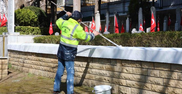 Şehitlikler, “18 Mart Çanakkale Zaferi” için hazırlandı