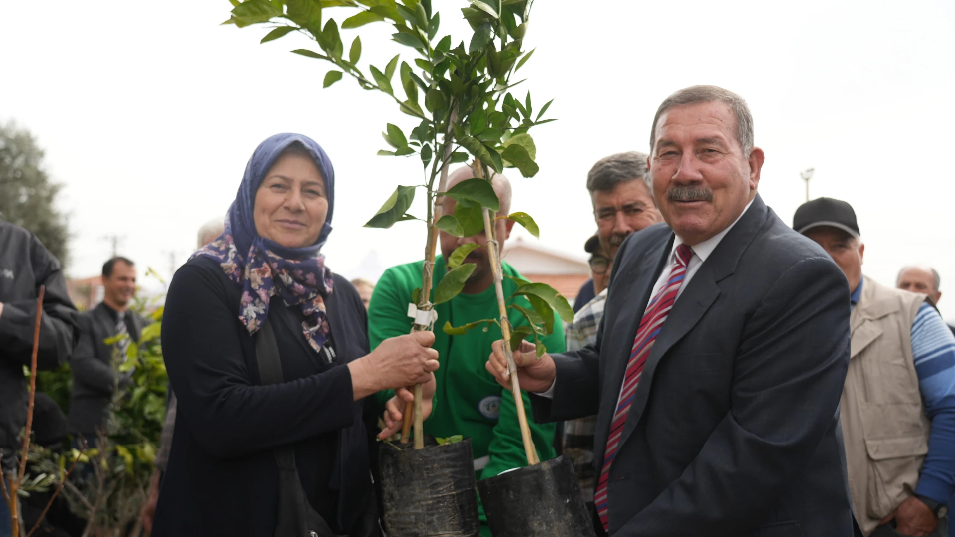 Milas Belediyesi üreticilere fidan desteği sağladı
