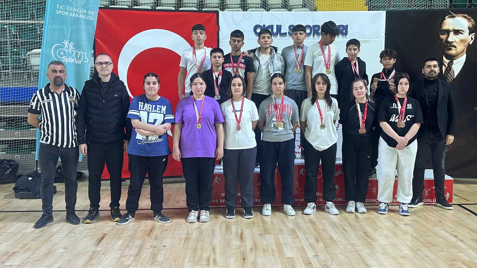 Muğla’da Fatih Ortaokulu, bilek güreşinde madalyaları sildi süpürdü