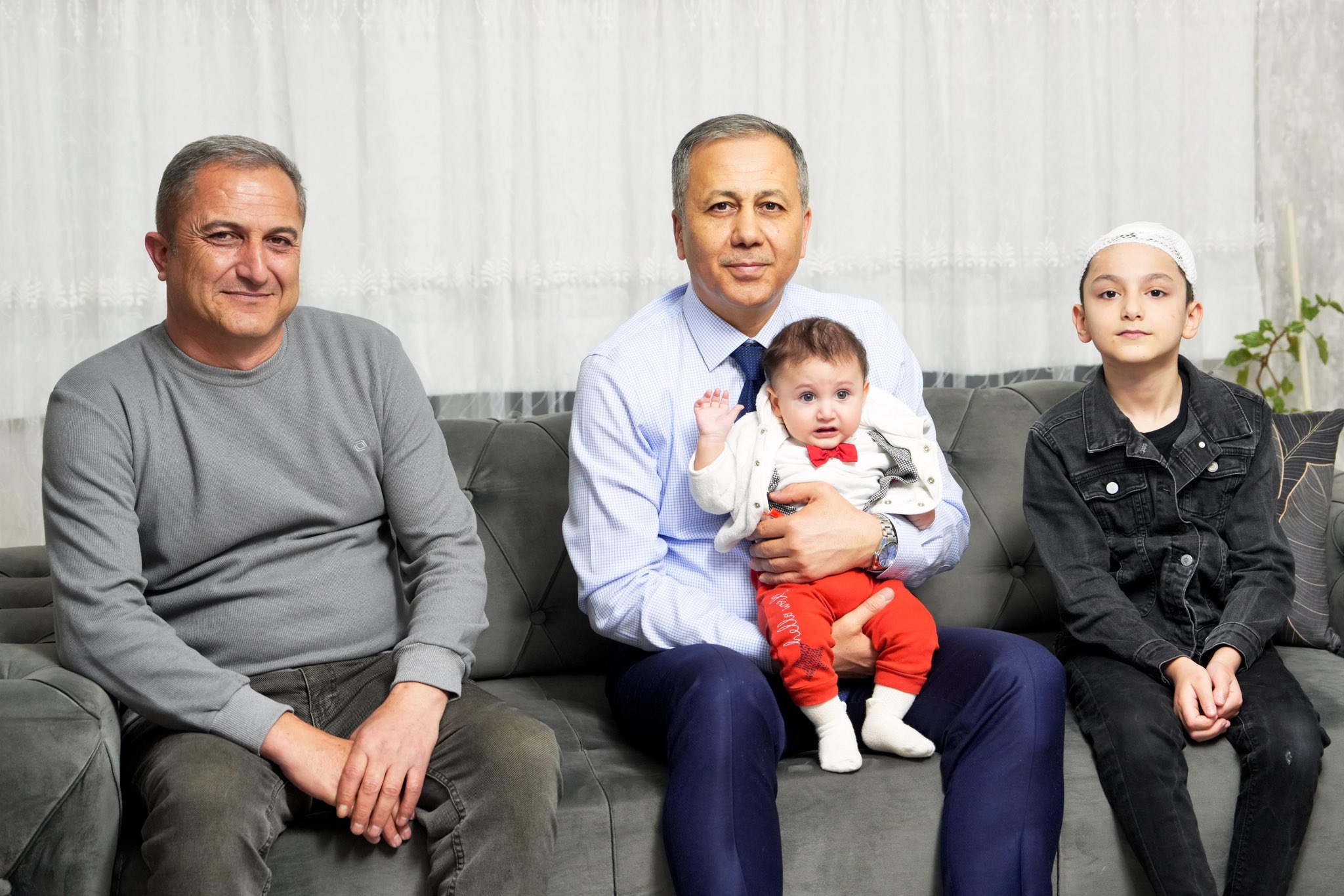 Bakan Yerlikaya’dan sokak köpeklerinin saldırısına uğrayan Tunahan Yılmaz’a ziyaret