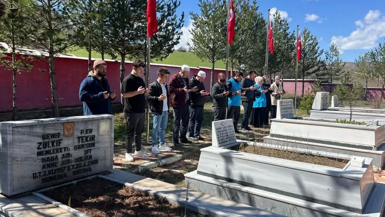 Alucra’da Şehitler Dualarla Anıldı, Aile Ziyareti Yapıldı