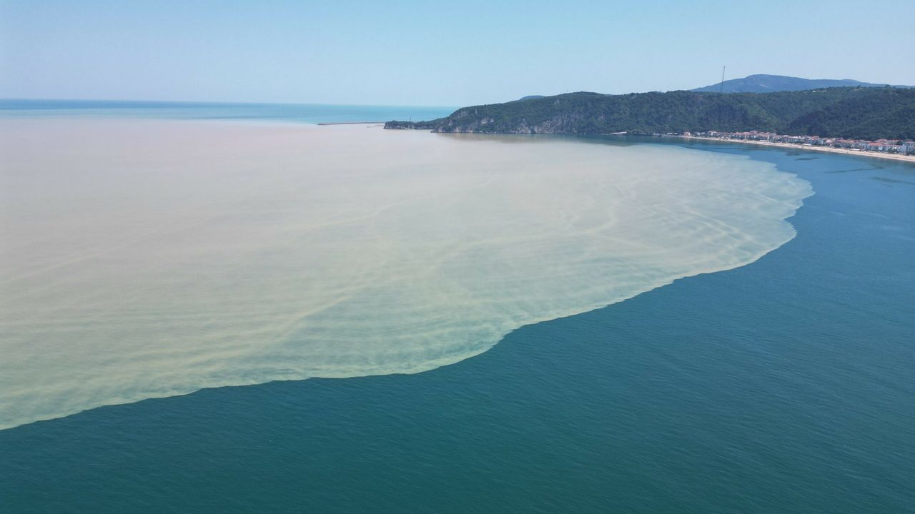 İnkumu Sahili Çamurlaştı: Yağış Denizi Kirletti