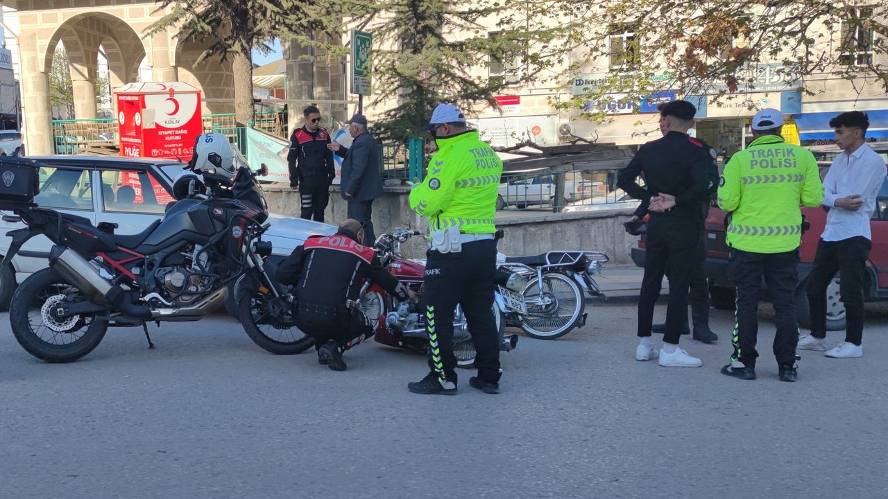 Beypazarı’nda Motosiklet Denetimi: Kask ve Plaka Kontrolü