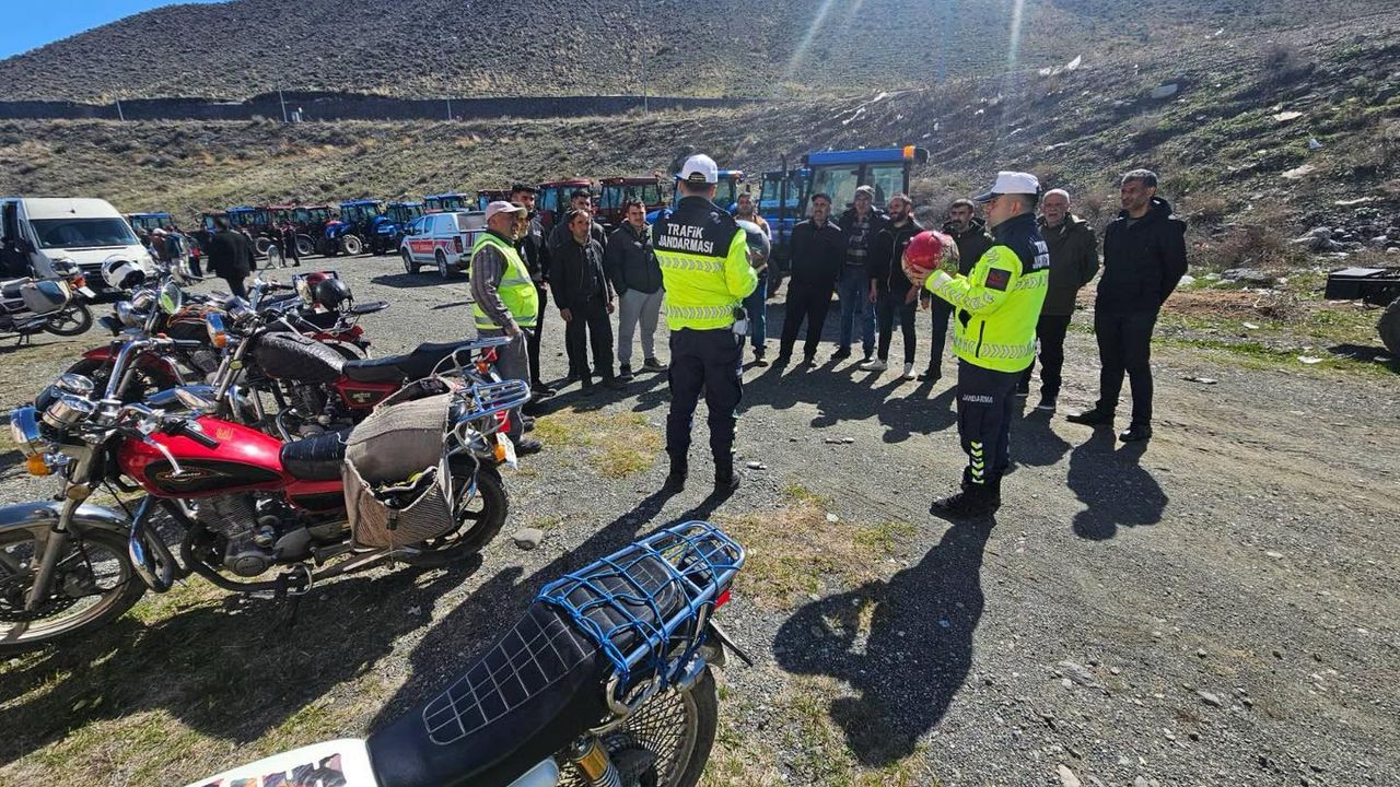 Kars Jandarma motosiklet sürücülerine güvenli sürüş eğitimi