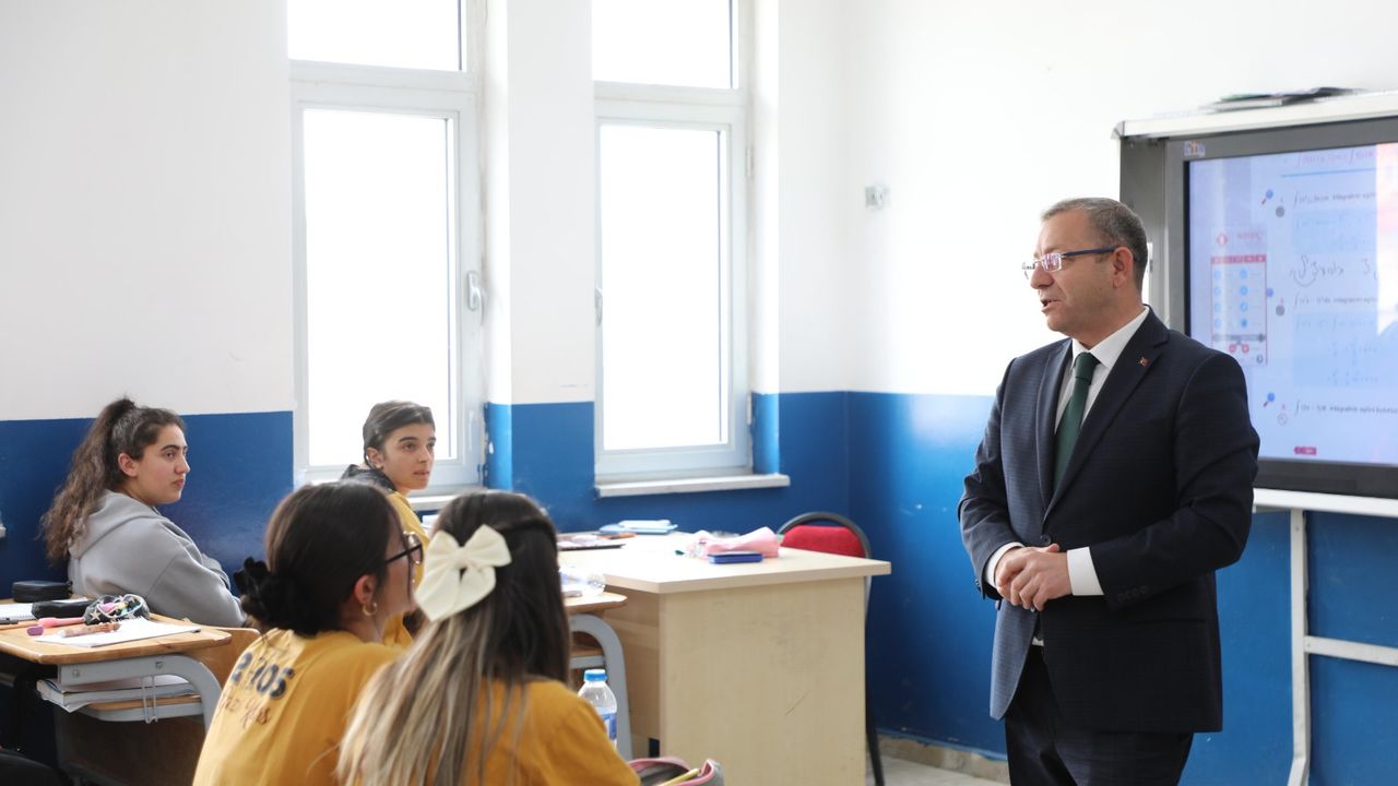 Kars Valisi Ziya Polat Okulda Talepleri Dinledi