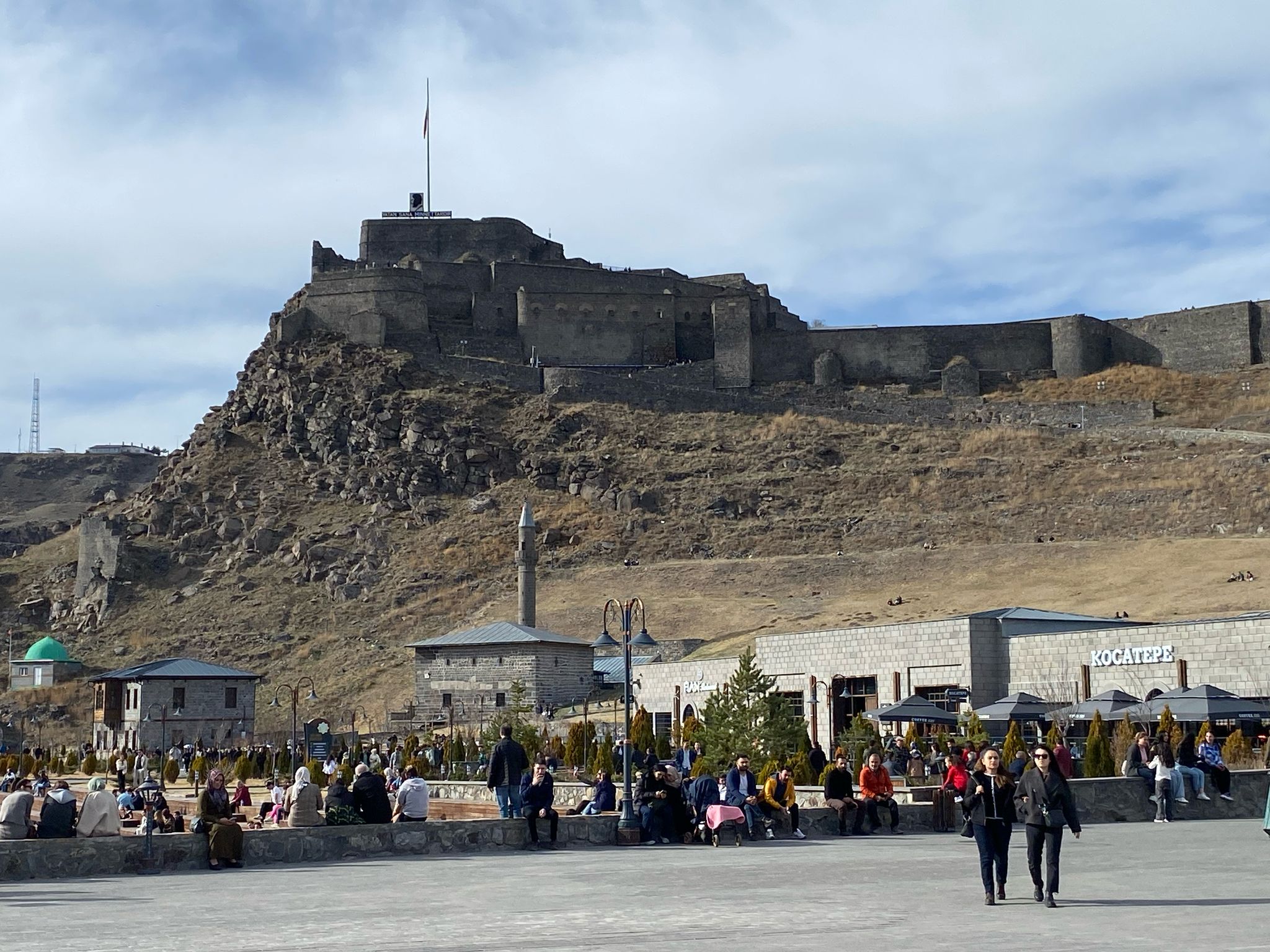 Kars’ta güneşli hava vatandaşları sokaklara döktü