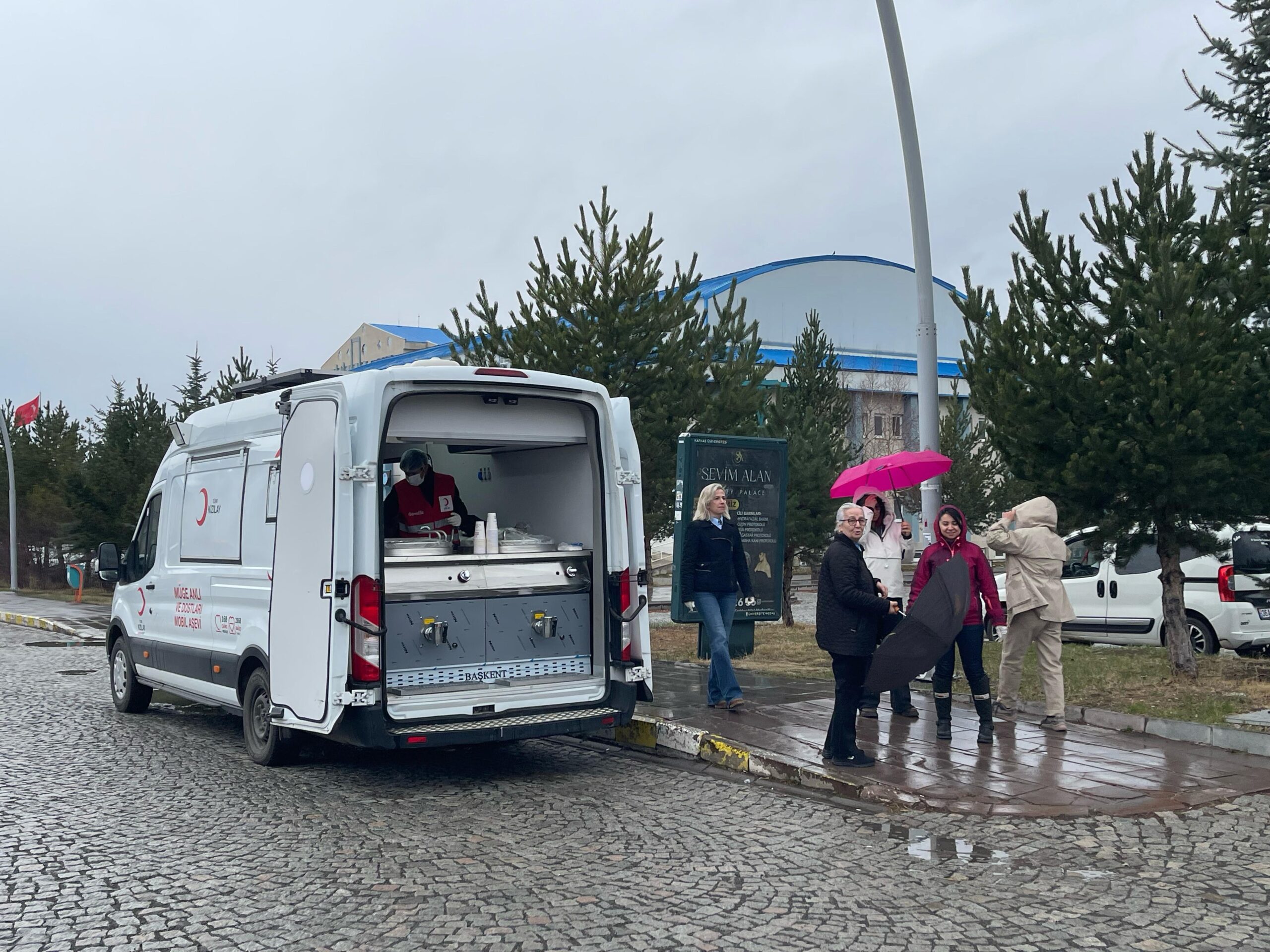 Kars’ta Kızılay’dan üniversite öğrencilerine sıcak çorba ikramı…