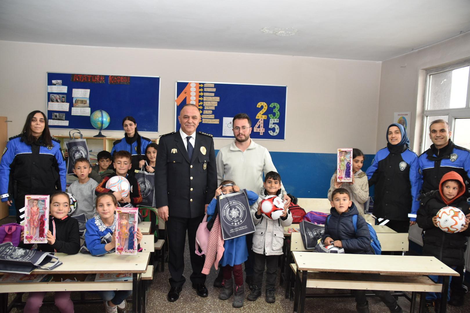 Emniyet Müdürü Mehmet Ömür Saka, Ataköy Şehit Turgay Karademir İlkokulunu ziyaret etti