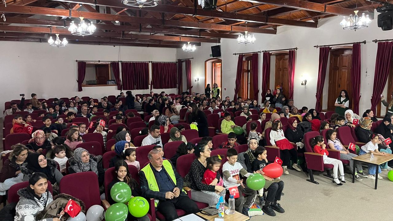 Kars Yeşilay 23 Nisan Şenliğinde Coşku ve Bilgi