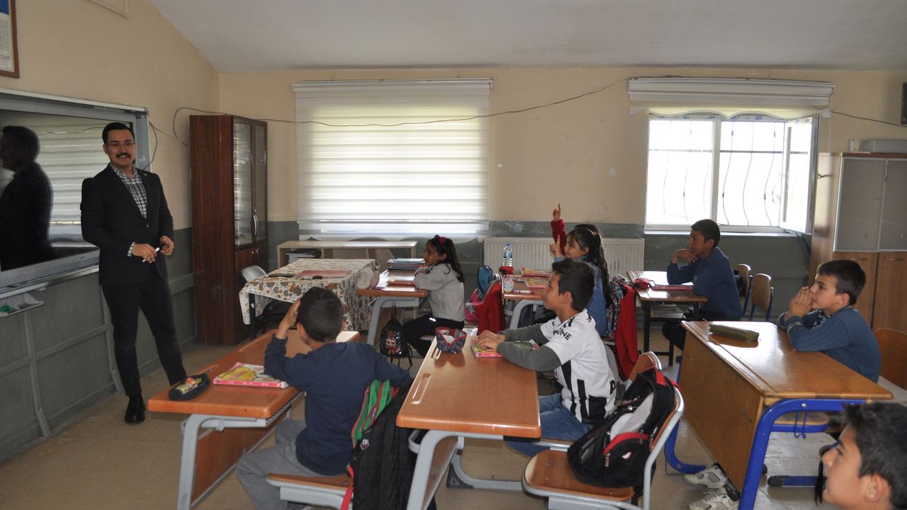 Akyaka Kaymakamından Eğitim Destek Ziyareti