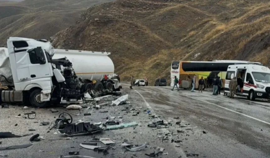 Hakkari’de otobüs ile yakıt tankeri çarpıştı: 8 yaralı