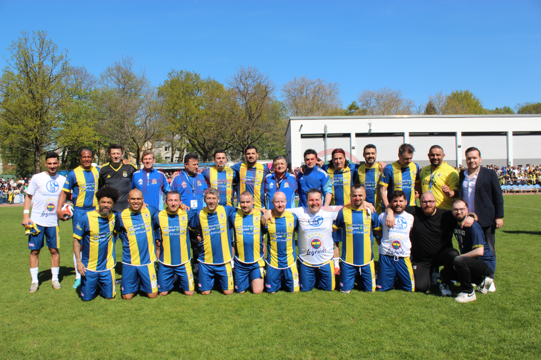 Fenerbahçe ve Schalke futbolcuları dostluk maçında karşı karşıya geldi