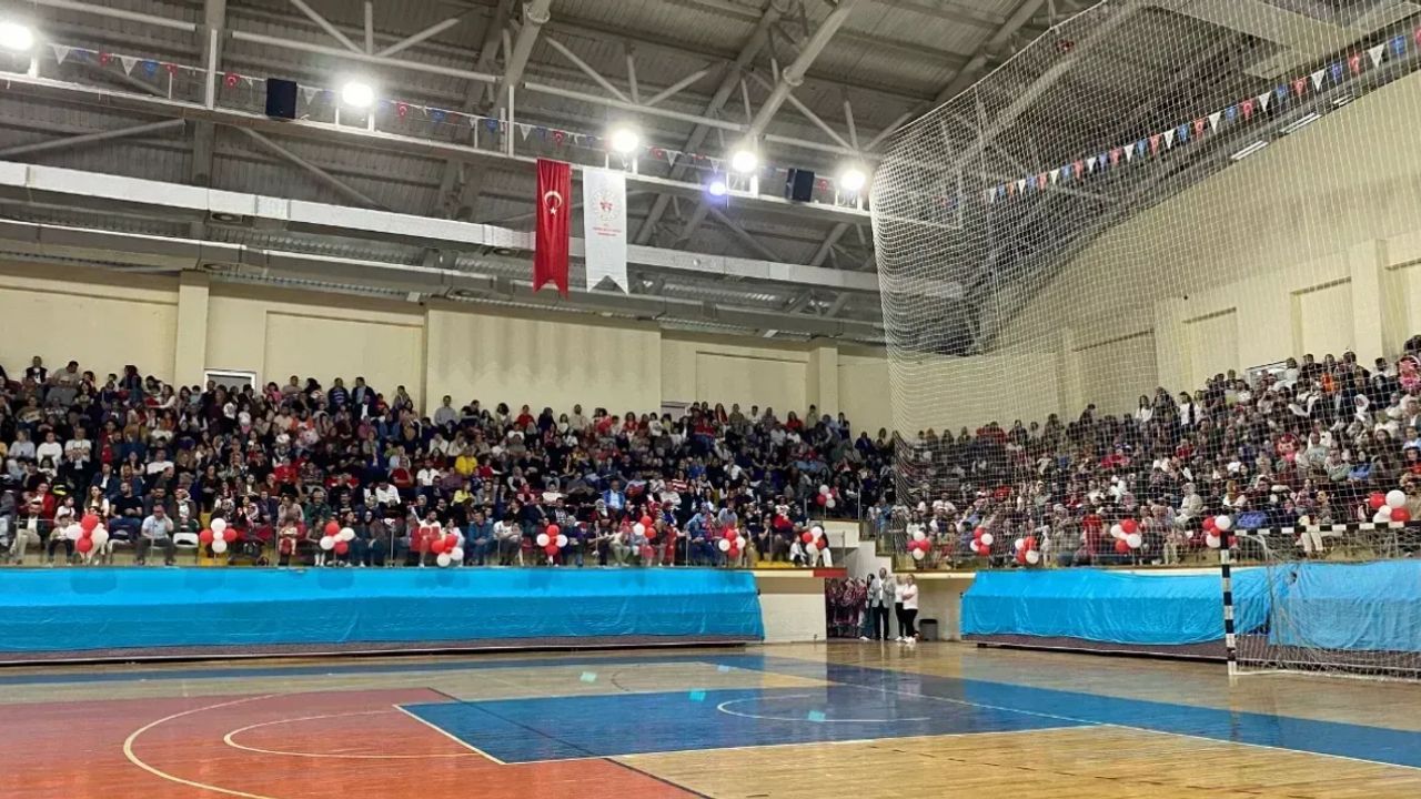 Isparta 23 Nisan Kutlamaları Salona Sığmadı: Stadyum Talebi Yükseldi