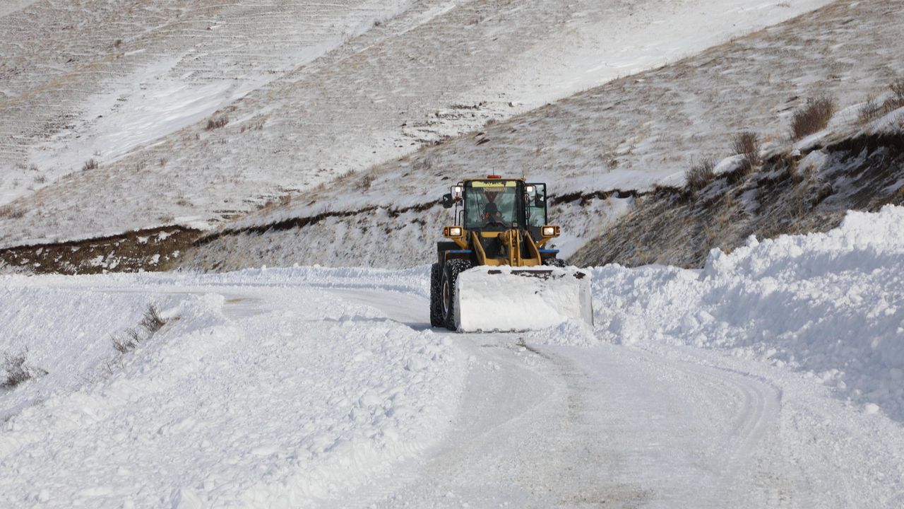 Kars’ta Kar ve Tipi: 12 Köy Yolu Ulaşıma Kapalı