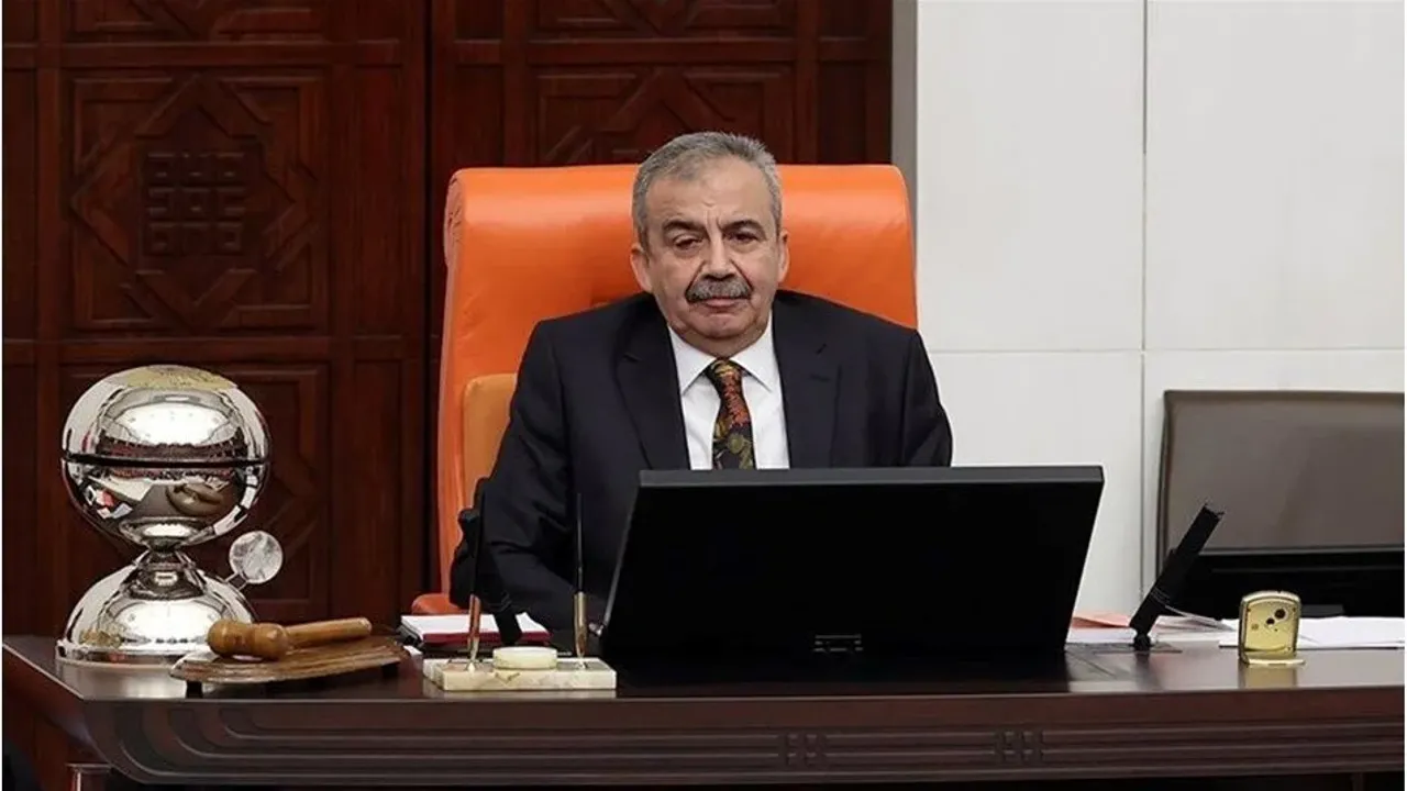 Sırrı Süreyya Önder Kritik Ameliyat, Hayati Tehlike Sürüyor