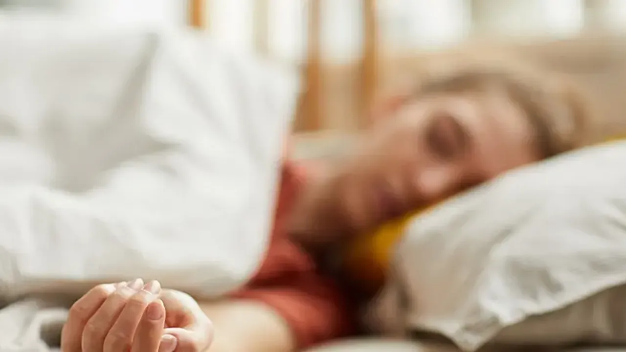 **Uyku Eksikliği Toplum Sağlığını Tehdit: Esneme Kafein Alarmı**