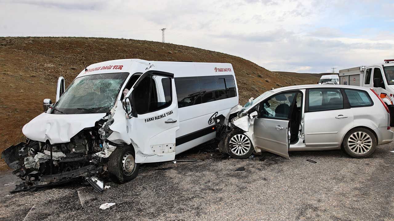 Sivas’ta Öğretmen Sağlıkçı Servis Kazası: 18 Yaralı