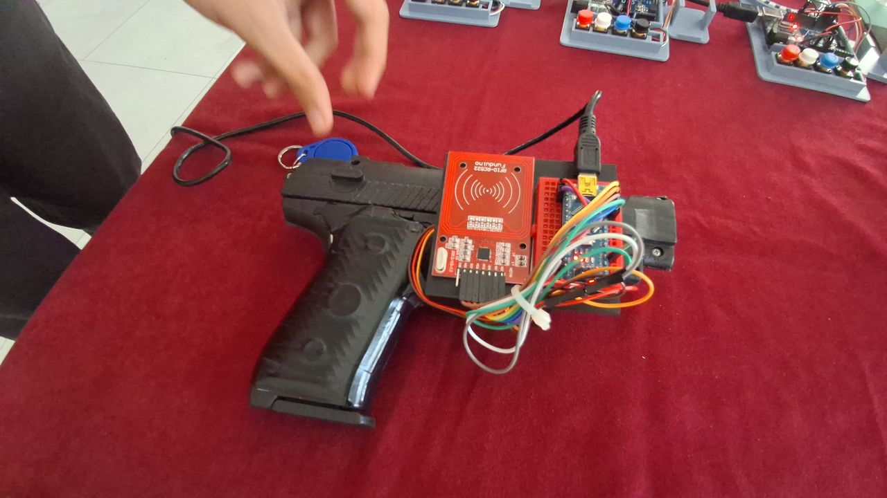 Lise Öğrencilerinden Güvenlik Odaklı Akıllı Tabanca Kılıfı