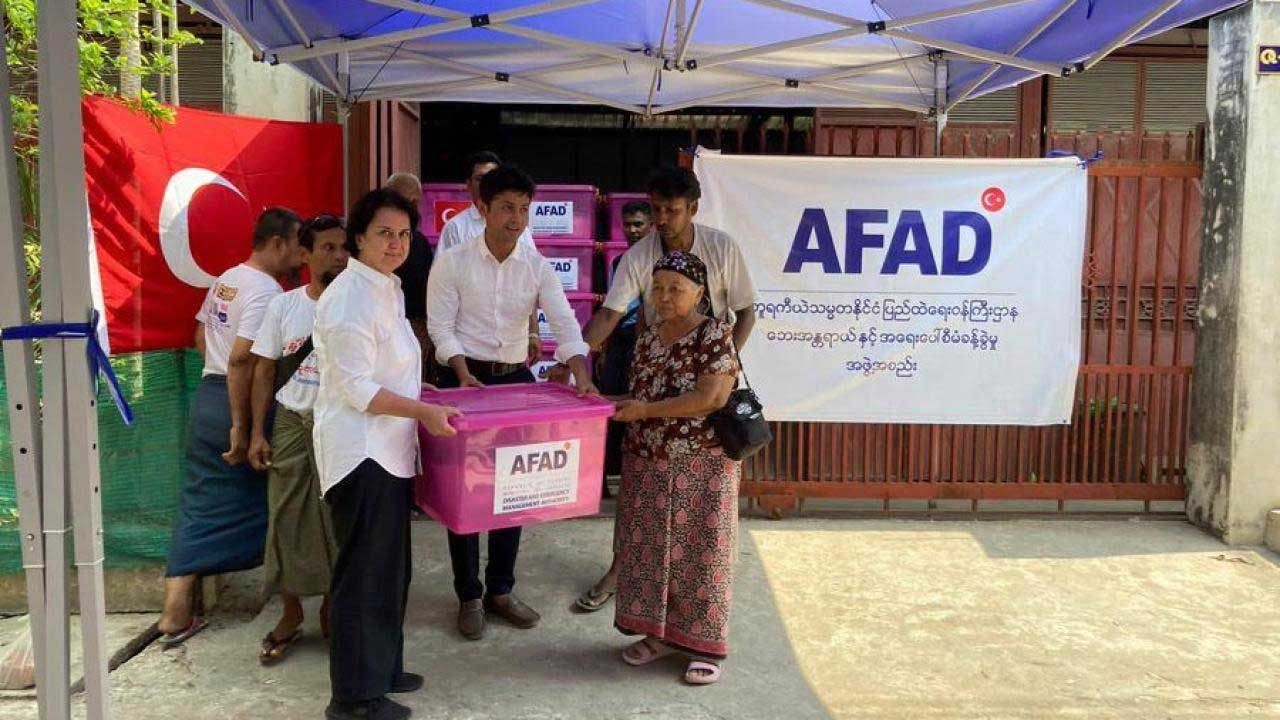 Türkiye, Myanmar Depremzedelerine Yardım Gönderdi