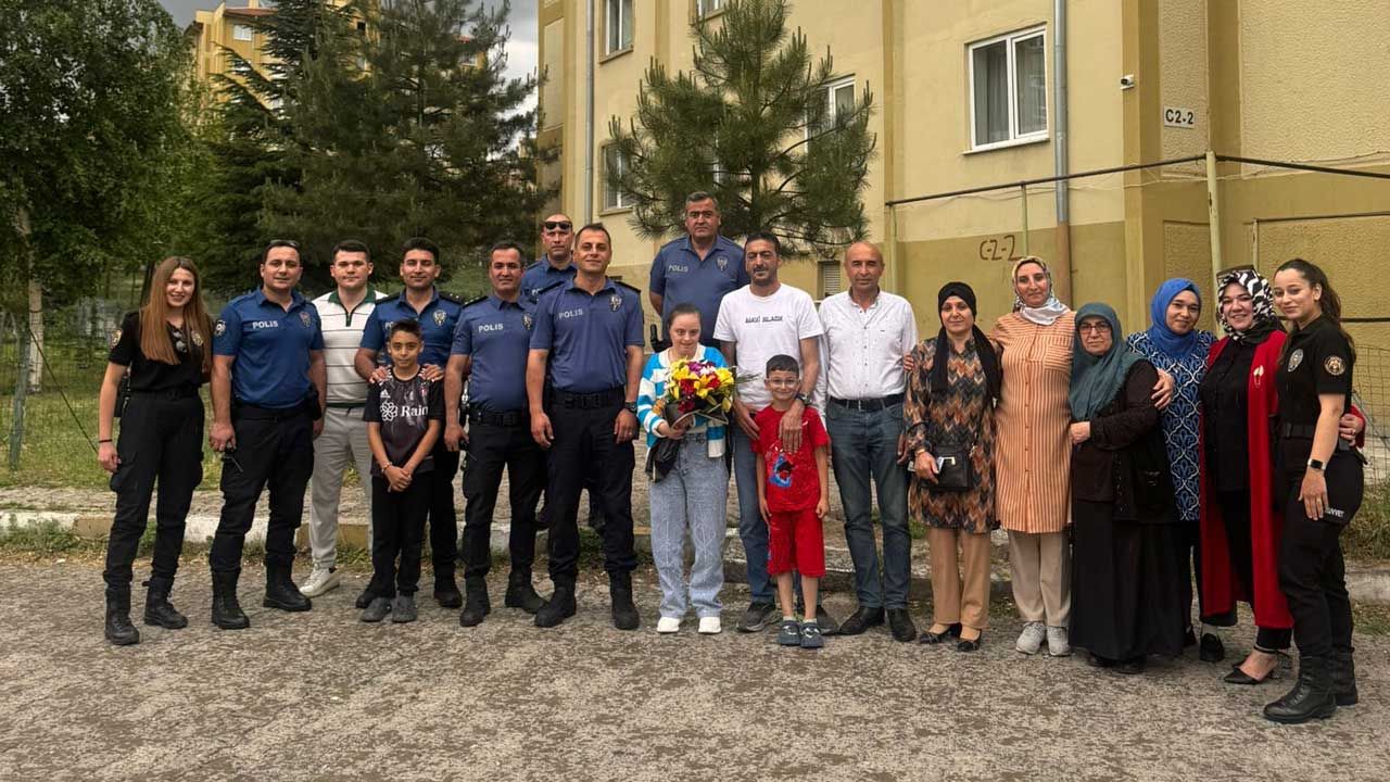 Kayseri’de Down Sendromlu Fatma’ya Polislerden Doğum Günü Sürprizi