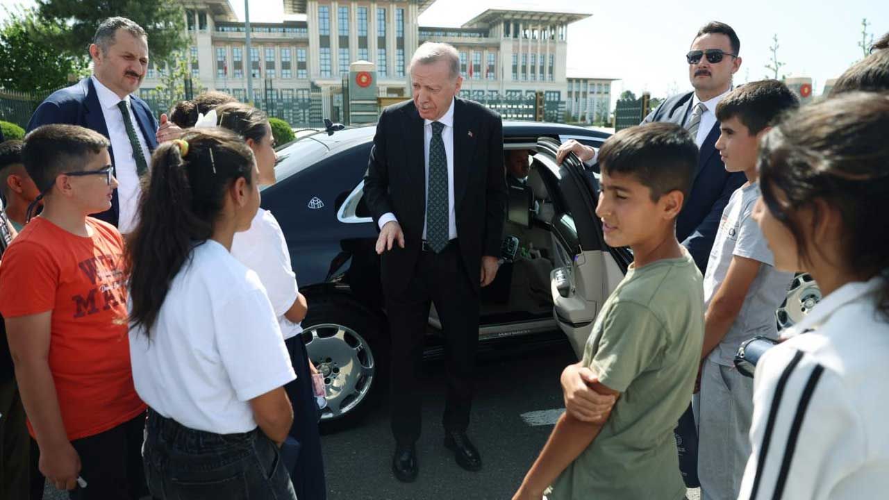 Erdoğan, Adıyamanlı Çocuklarla Sürpriz Anıt Buluşması