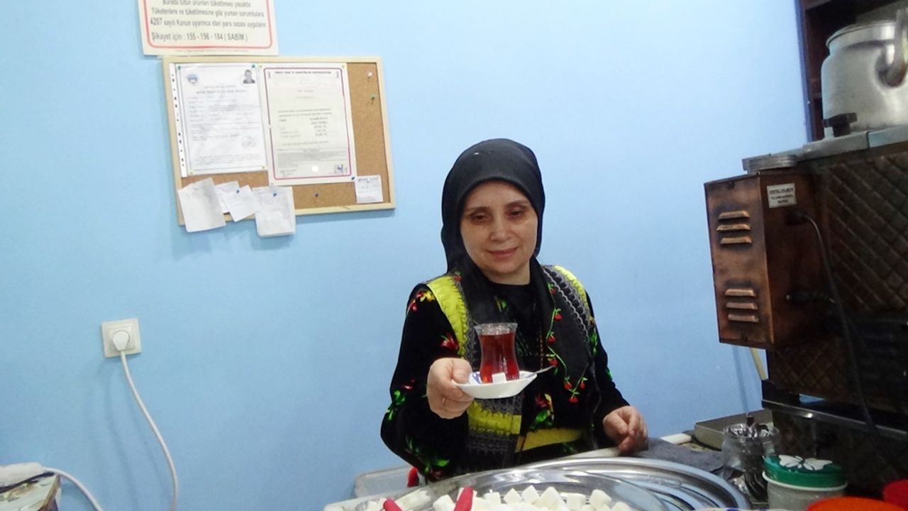 Trabzon Şalpazarı İlk Kadın Çaycısı Yöresel Kıyafetli