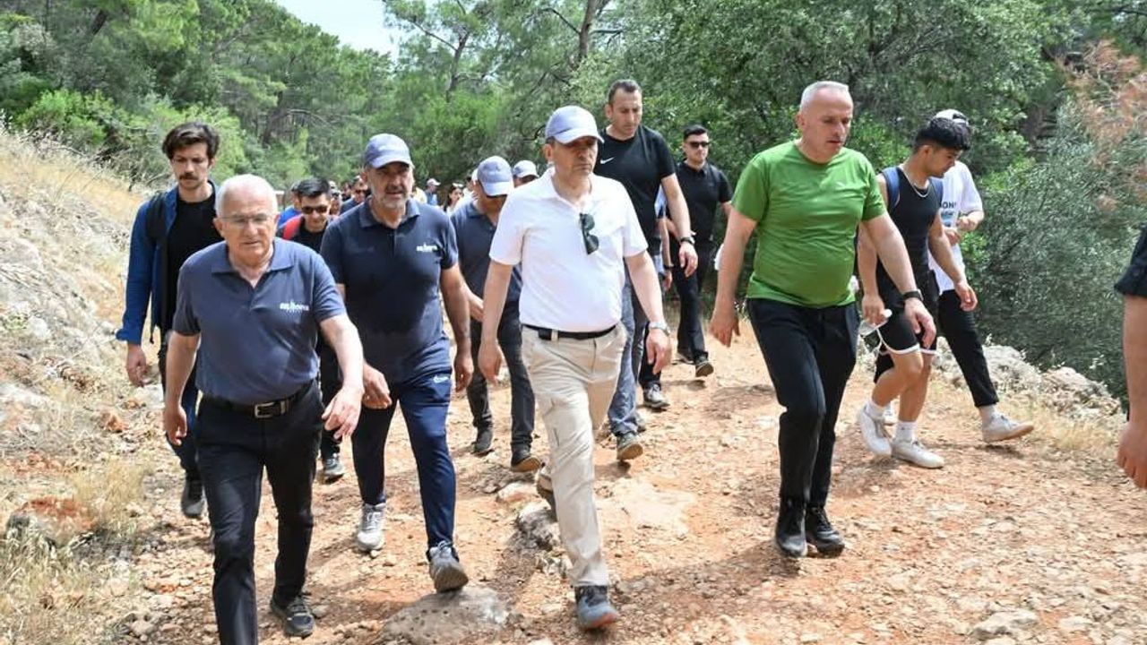 Antalya’da Vali Şahin ve Gençler Kahramanlık Yürüyüşünde