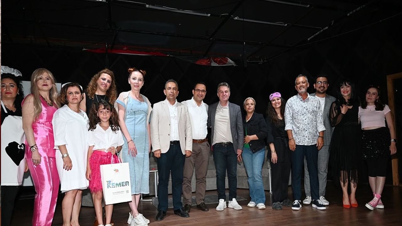 Kemer’de “Uyandığım Dünya” Tiyatro Oyunu Büyük Beğeni Topladı